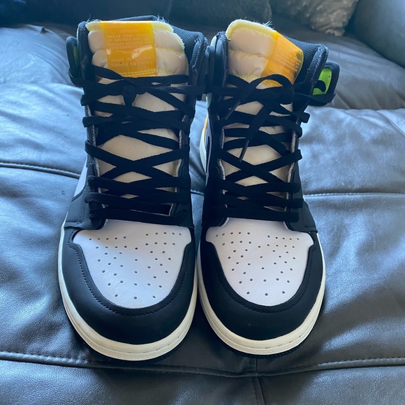 Jordan 1 Volt ❌SOLD❌ - Picture 3 of 7